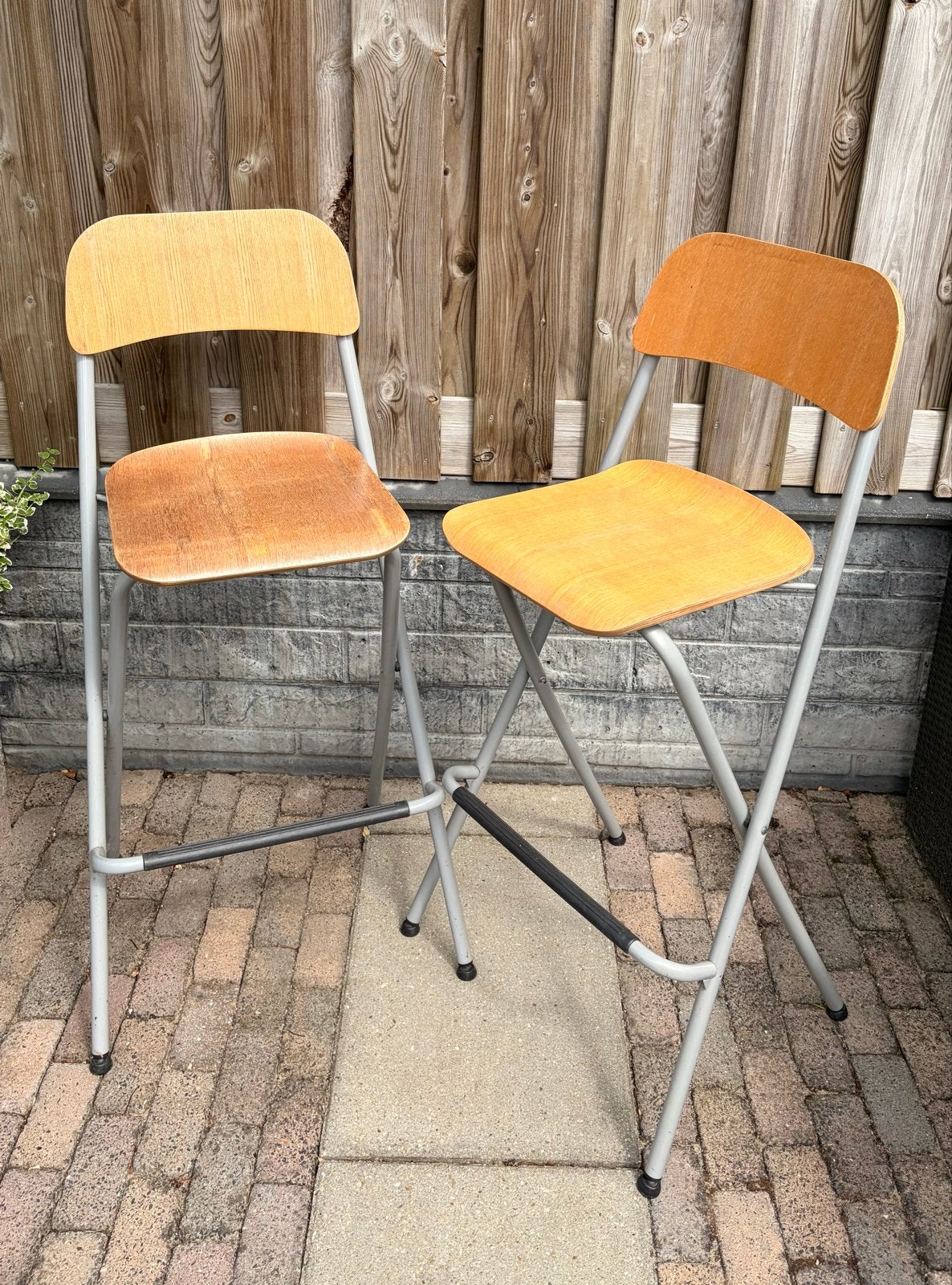 2 inklapbare barkrukken (FRANKLIN) met houten zitting, Ophalen, Met voetsteun, 60 tot 90 cm, Zo goed als nieuw