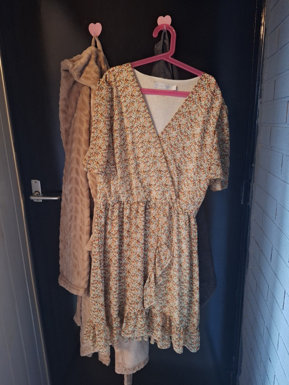 Flamant Rose jurk met bloemenprint en ruches, Kleding | Dames, Jurken, Meerkleurig, Maat 42/44 (L), Zo goed als nieuw, Boven de knie