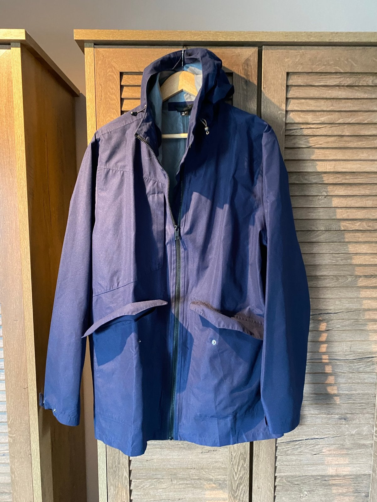 Stijlvolle blauwe zomerjas met capuchon - Maat L, Ophalen of Verzenden, Gedragen, Maat 52/54 (L), Blauw