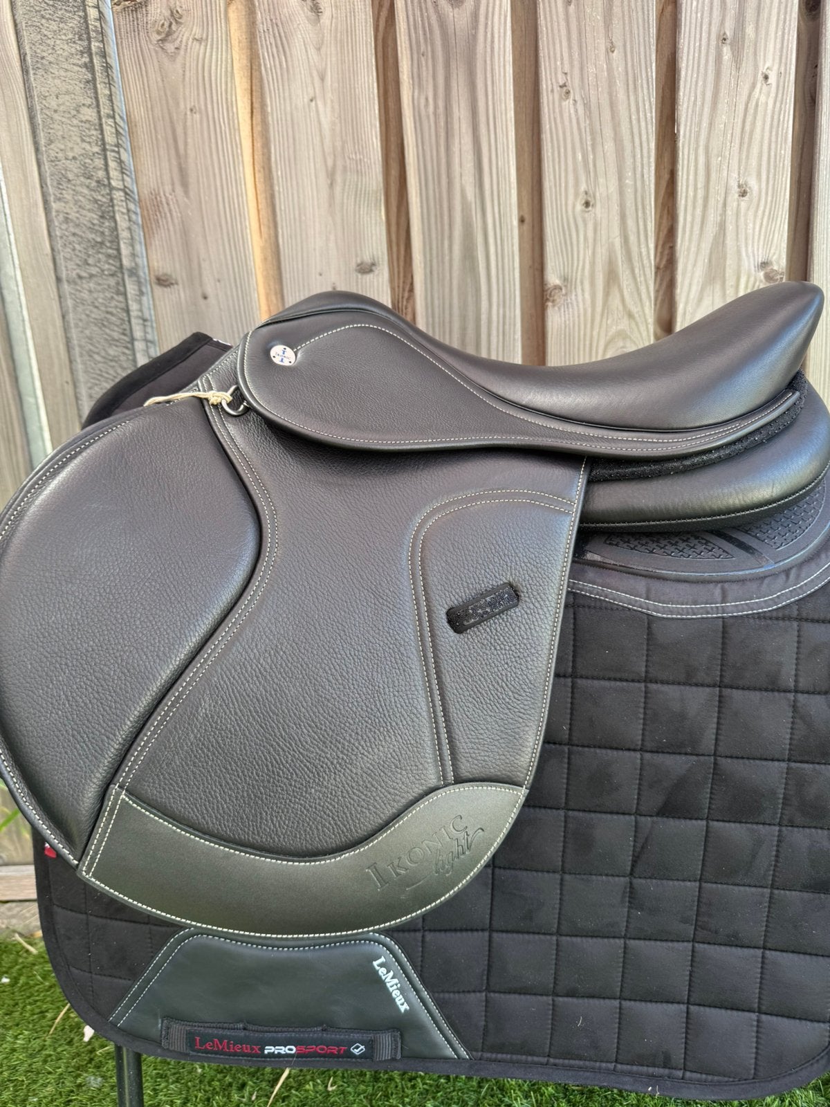 Ikonic zadels op voorraad, Dieren en Toebehoren, Paarden en Pony's | Zadels, L (17.5 inch), Ikonic@ikonic.nl, Ikonic, Kniewrongen