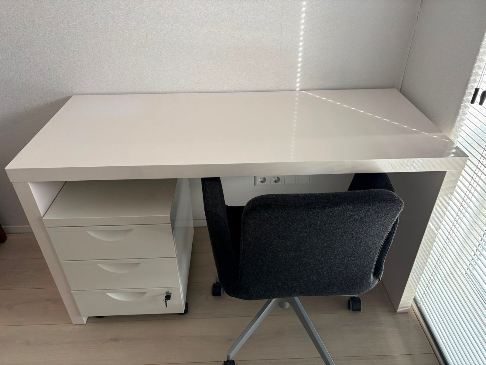 Wit hoogglans bureau met ladeblok en IKEA Patrik stoel, Ophalen, Gebruikt, Met lades, Spaanplaat of MDF