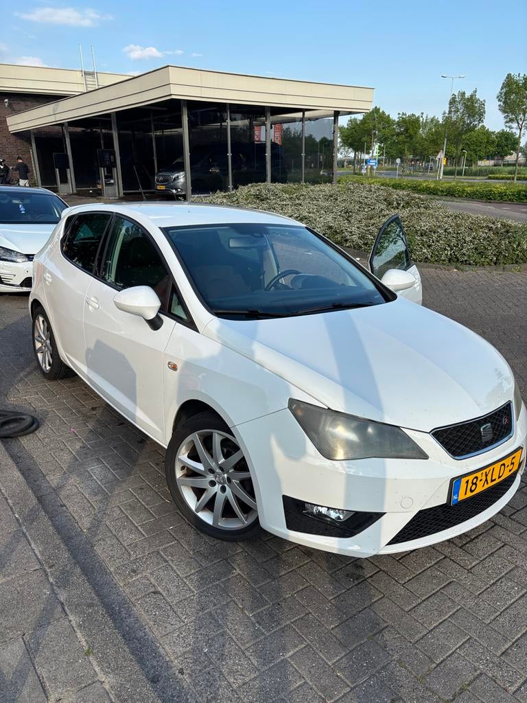 Seat Ibiza 1.2 TSI 77KW 2012 Wit, Auto's, Voorwielaandrijving, Stof, 40 €/maand, Zwart
