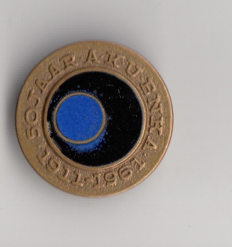 Aku Enka emaille broche 1961 50 jaar broche, Verzamelen, Speldjes, Pins en Buttons, Gebruikt, Niet vindbaar, Niet vindbaar, Speldje of Pin