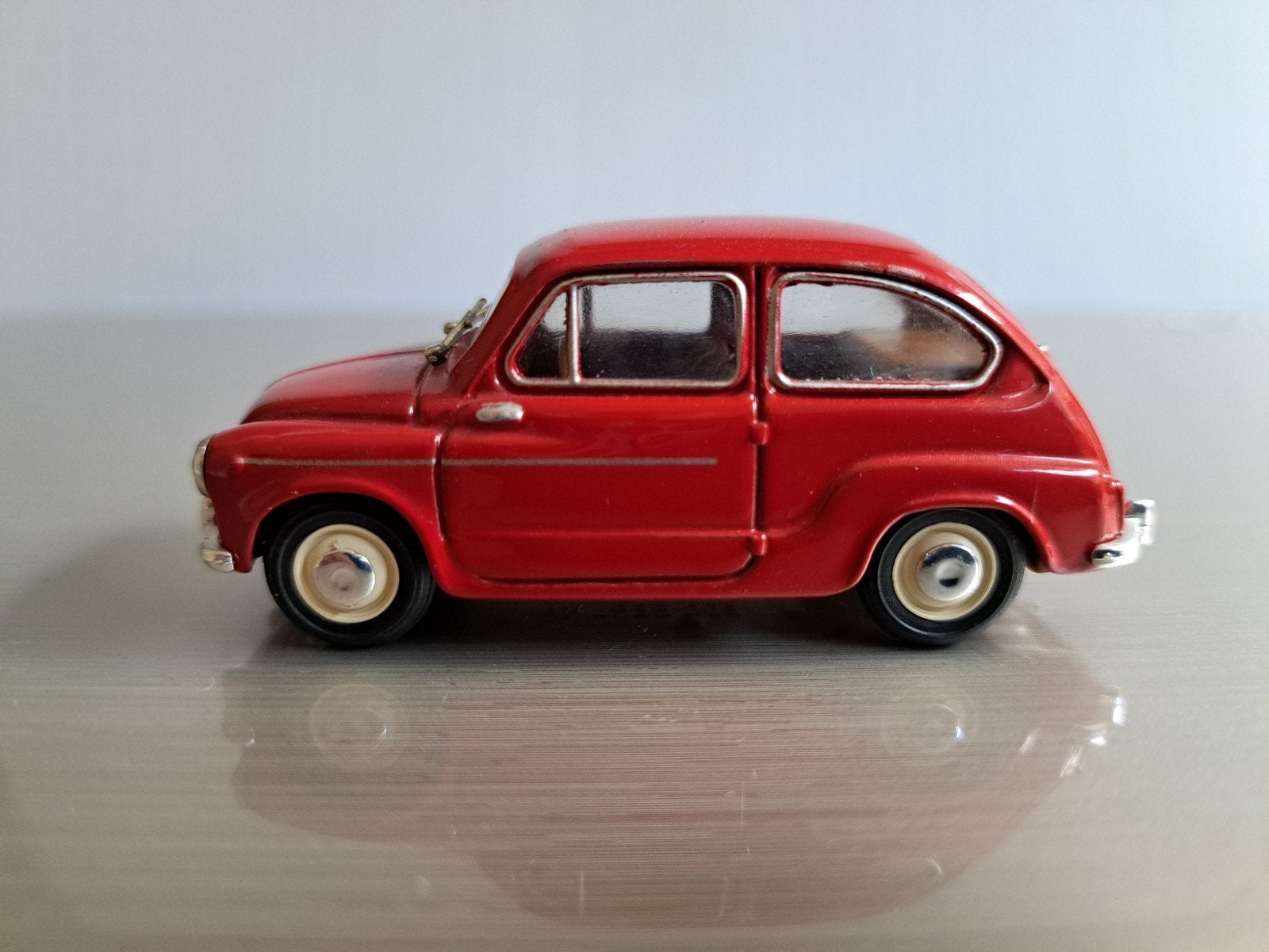 Fiat 600 Berlina, rood met bruin interieur 1:43, nieuw, Hobby en Vrije tijd, Modelauto's | 1:43, Ophalen of Verzenden, Nieuw, Auto