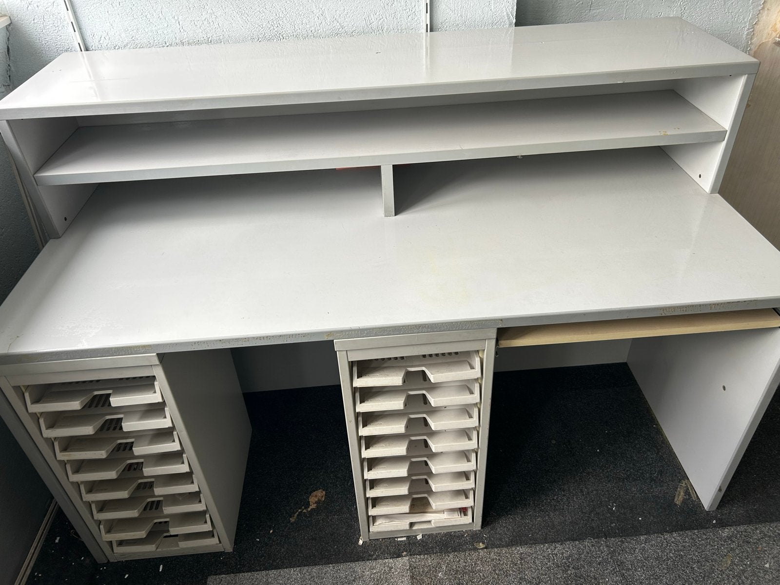 Stevige werkbank met opbouw en ladeblokken