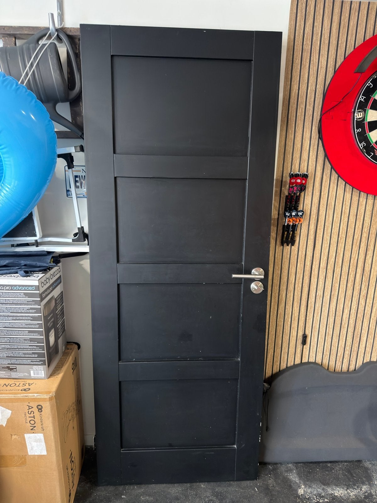 Zwarte binnendeur met panelen en deurbeslag, Ophalen, 80 tot 100 cm, Binnendeur, Zo goed als nieuw