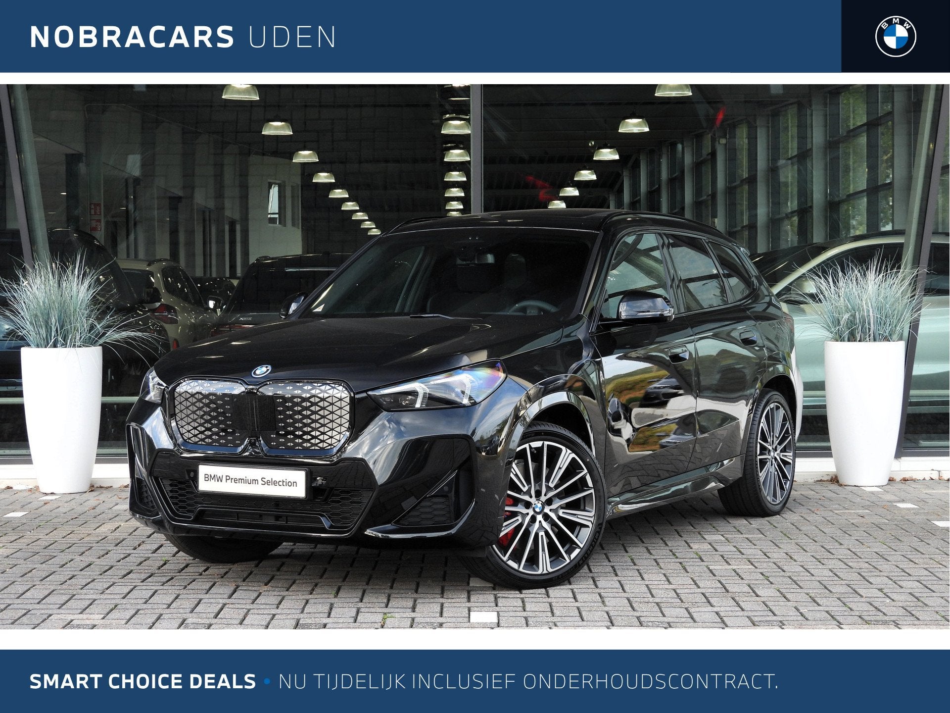 BMW iX1 eDrive20 M Sport / Panoramadak / Trekhaak / Sportsto, 514 km, Met garantie (alle), 24 min, Zwart