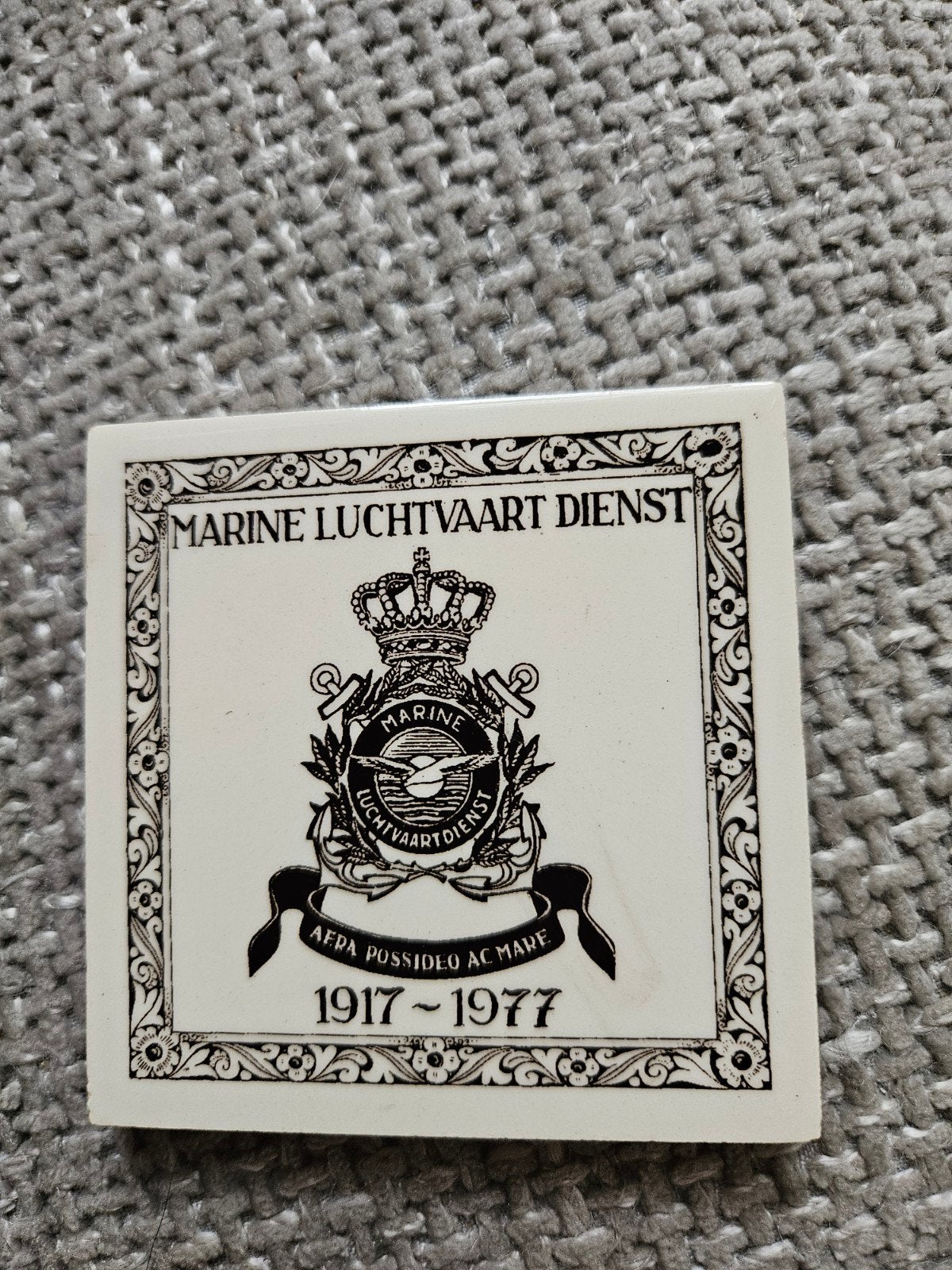 Tegeltje Marine Luchtvaartdienst 1917-1977, Verzamelen, Ophalen of Verzenden, Marine, Nederland, Embleem of Badge