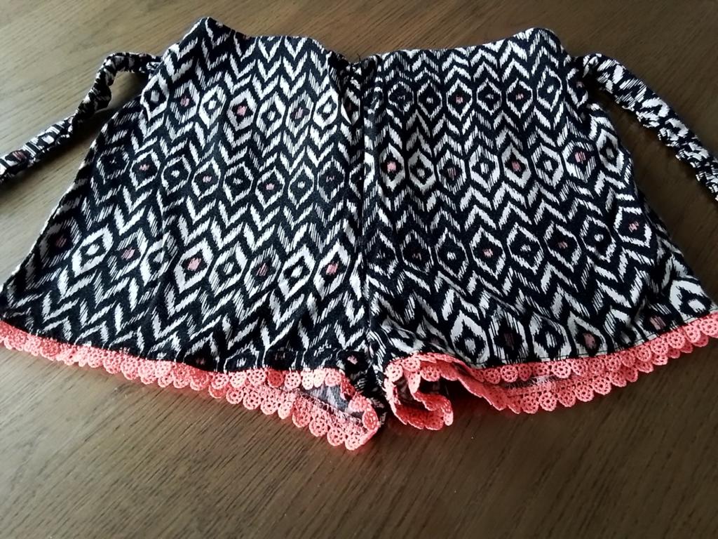 Kort broekje mt 122-128, Ophalen of Verzenden, Zo goed als nieuw, Meisje, Broek