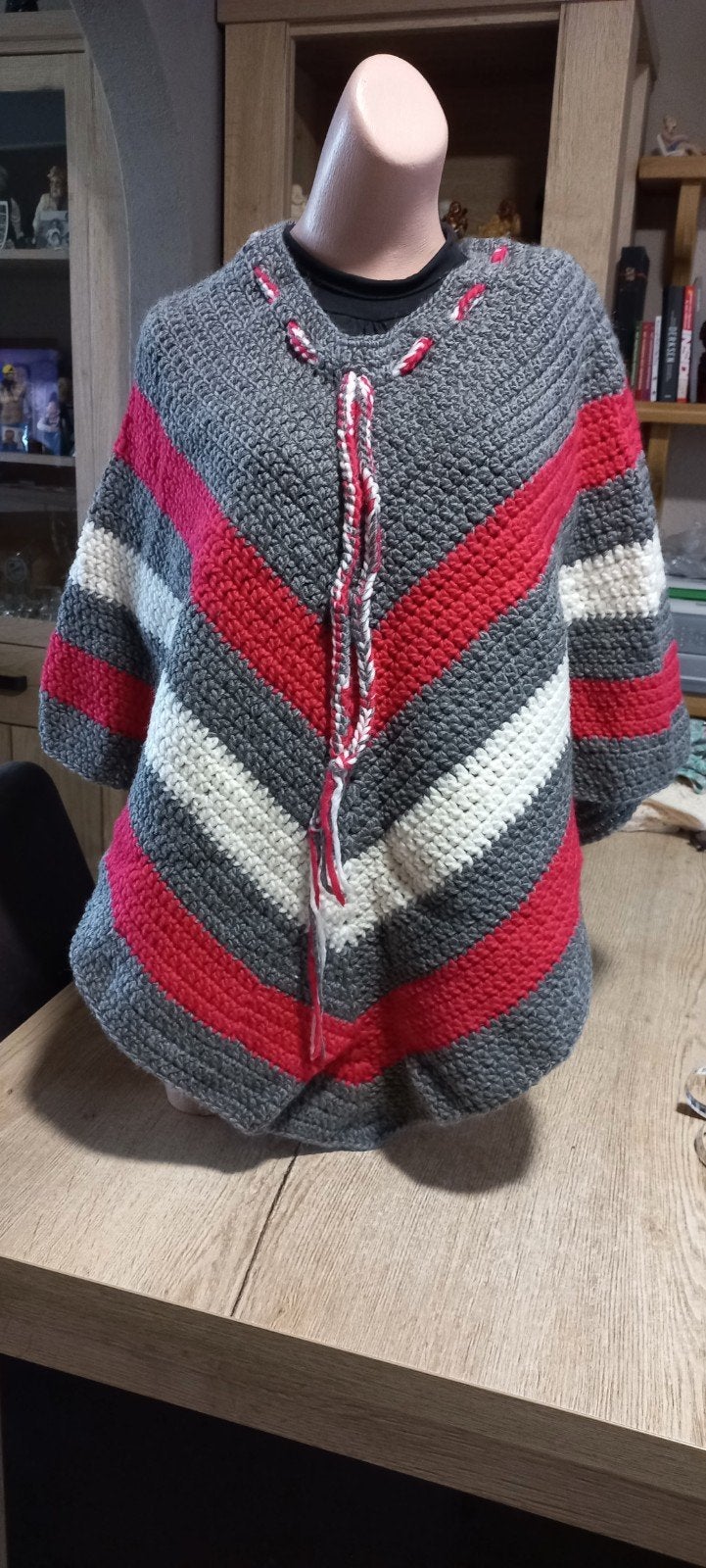 Handgemaakte gehaakte poncho - Grijs, rood, wit, Handgemaakt, Ophalen of Verzenden, Zo goed als nieuw, Meerkleurig
