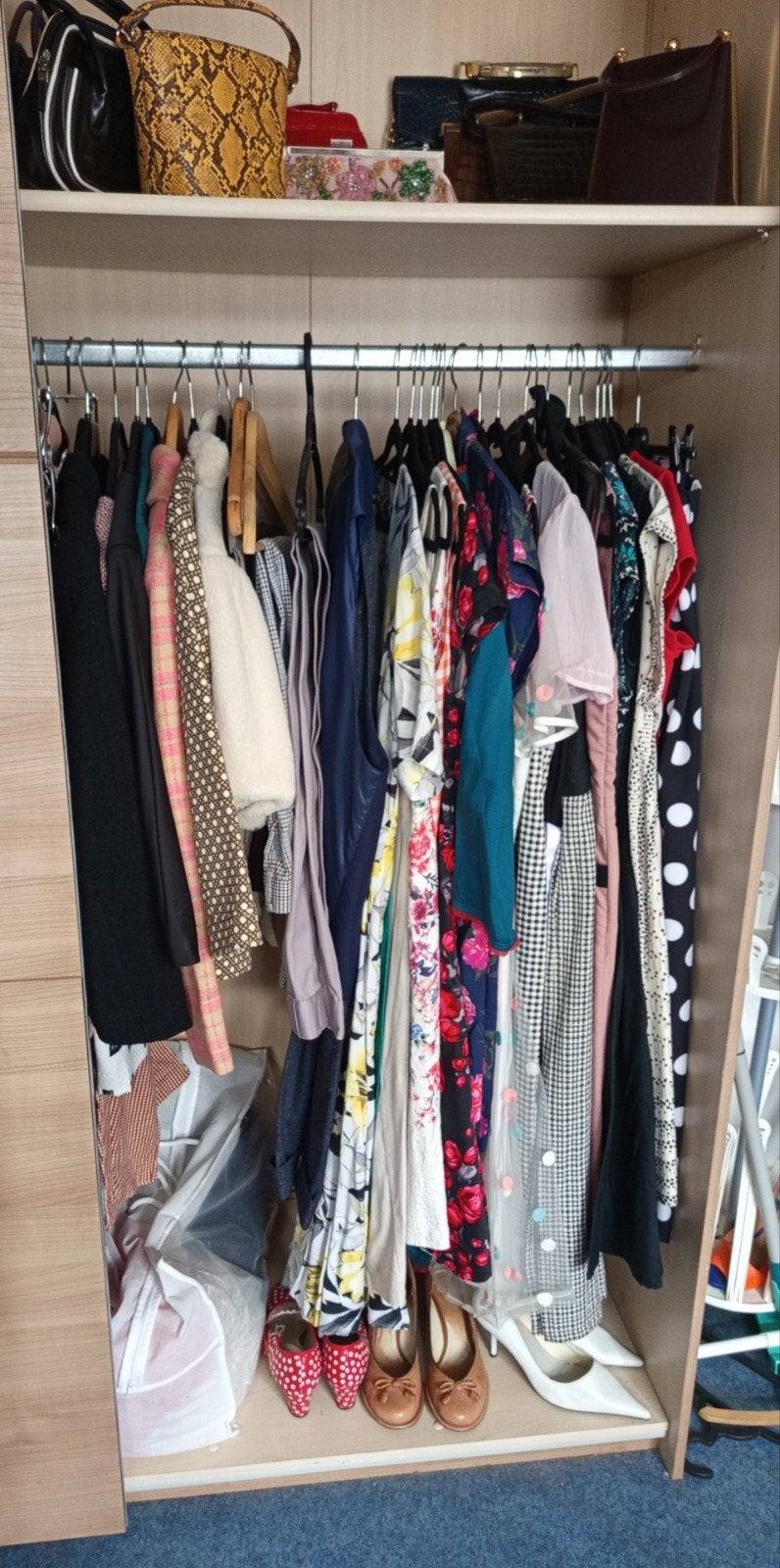 kast vol vintage dameskleding en tassen in een koop!, Kleding | Dames, Ophalen, Zo goed als nieuw, Maat 42/44 (L)