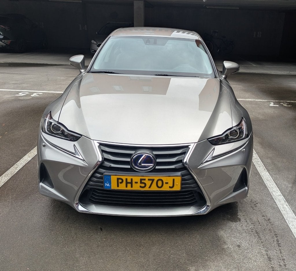 Lexus IS 300h Hybrid 223pk CVT 2017 Grijs, Auto's, Automaat, Dealer onderhouden, Achterwielaandrijving, Leder en Stof