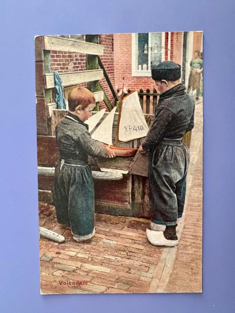 Oude ansichtkaart Volendam: Jongens met speelgoedboot, Ophalen of Verzenden, 1920 tot 1940, Gelopen, Noord-Holland