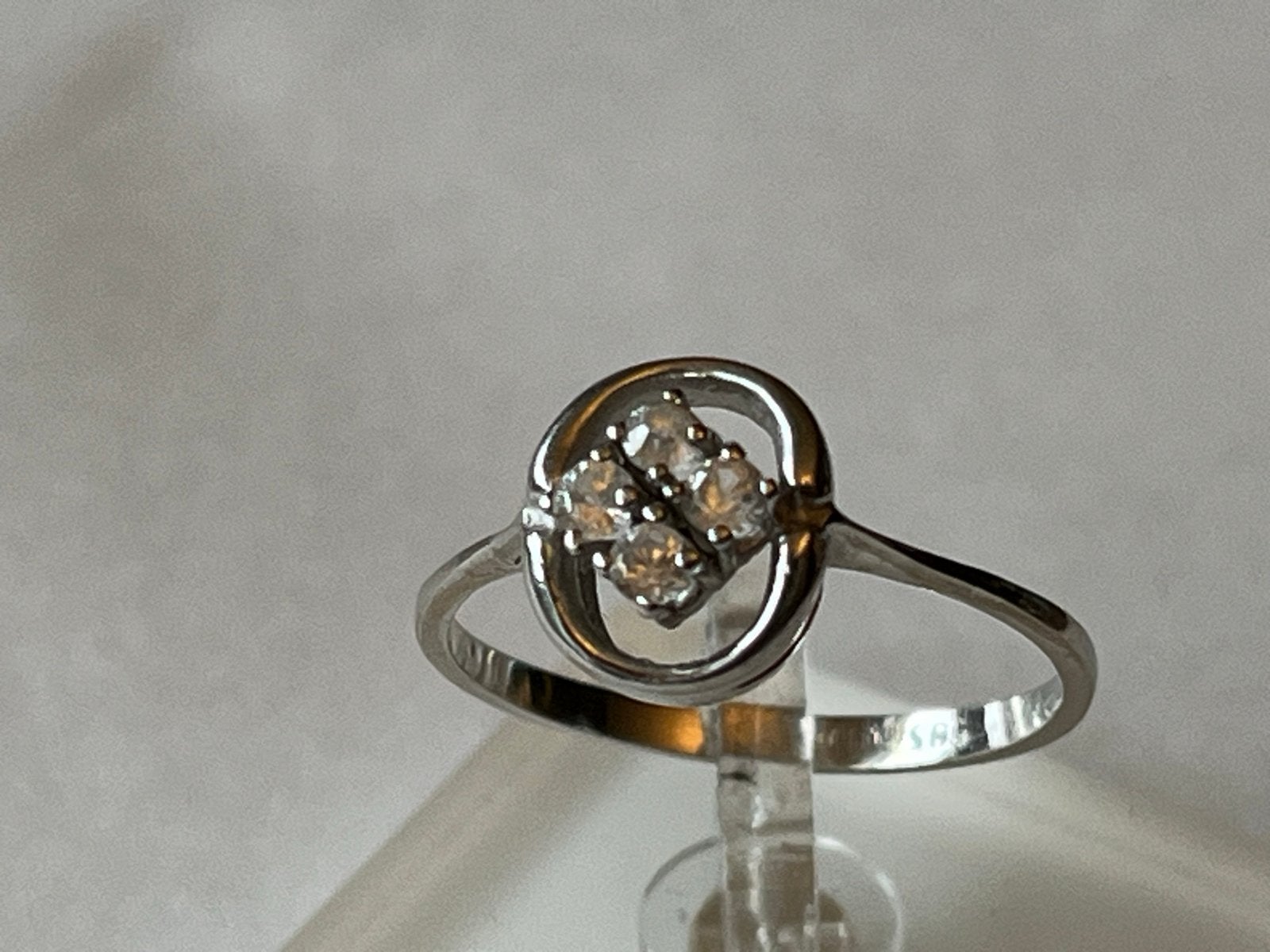 Witgouden ring met heldere diamant, 14 CT, maat 18, 18 tot 19, Verzenden, Wit, Zo goed als nieuw