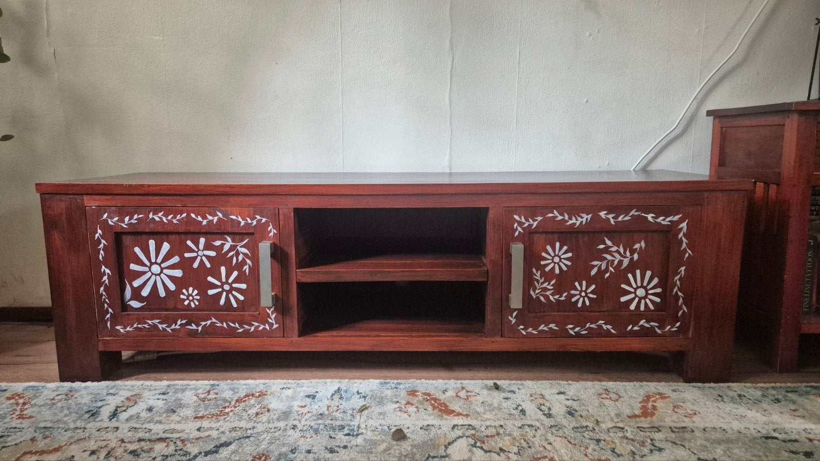 TV-meubel van hout met bloemmotief - 161x46x48cm
