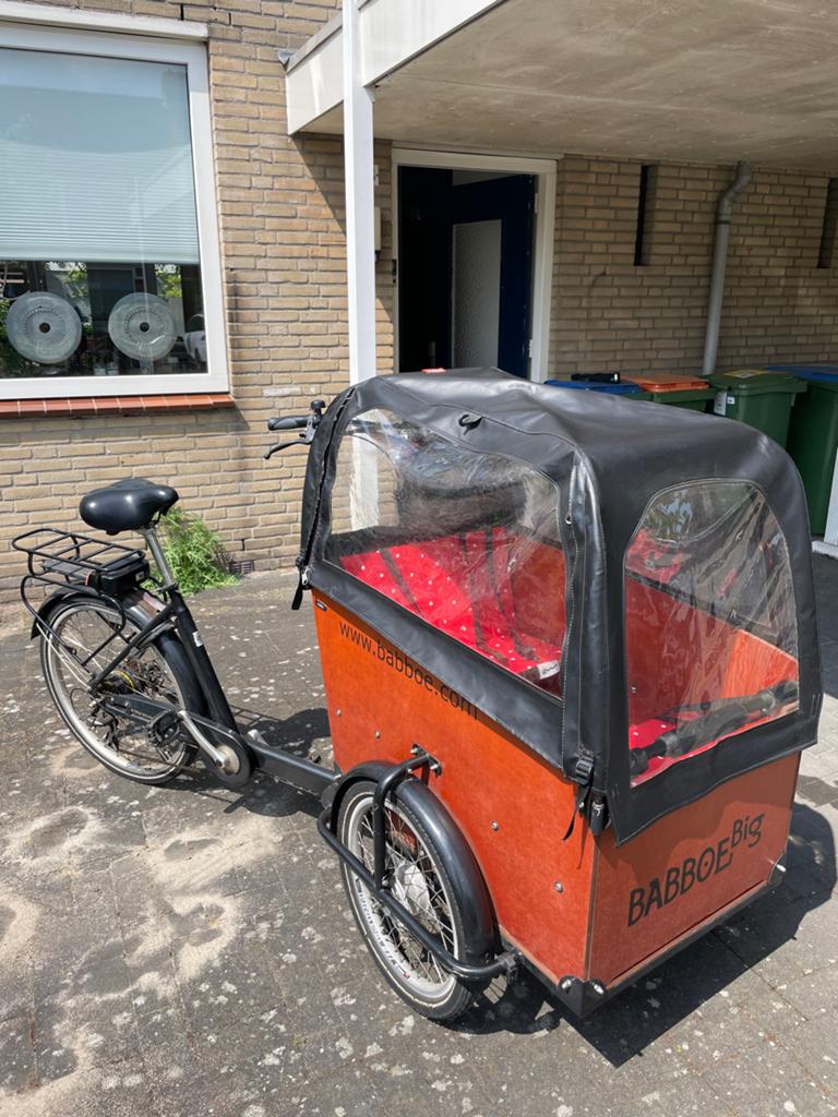 Babboe Big E bakfiets - Elektrisch met huif en zitjes - 2018, Fietsen en Brommers, Fietsen | Bakfietsen, 4 kinderen of meer, Gebruikt