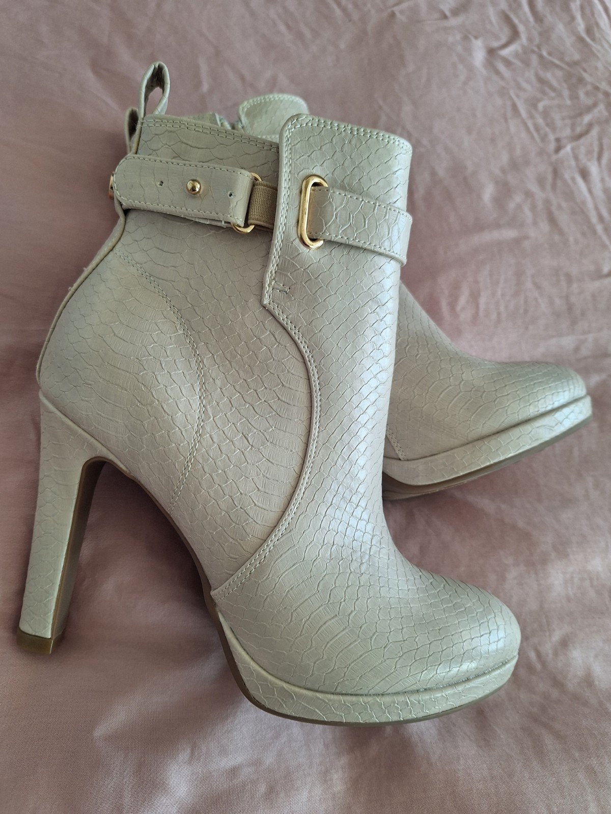 Nieuwe laarsjes merk Buffalo, maat 37 beige, Beige, Lage of Enkellaarzen, Nieuw, Ophalen of Verzenden