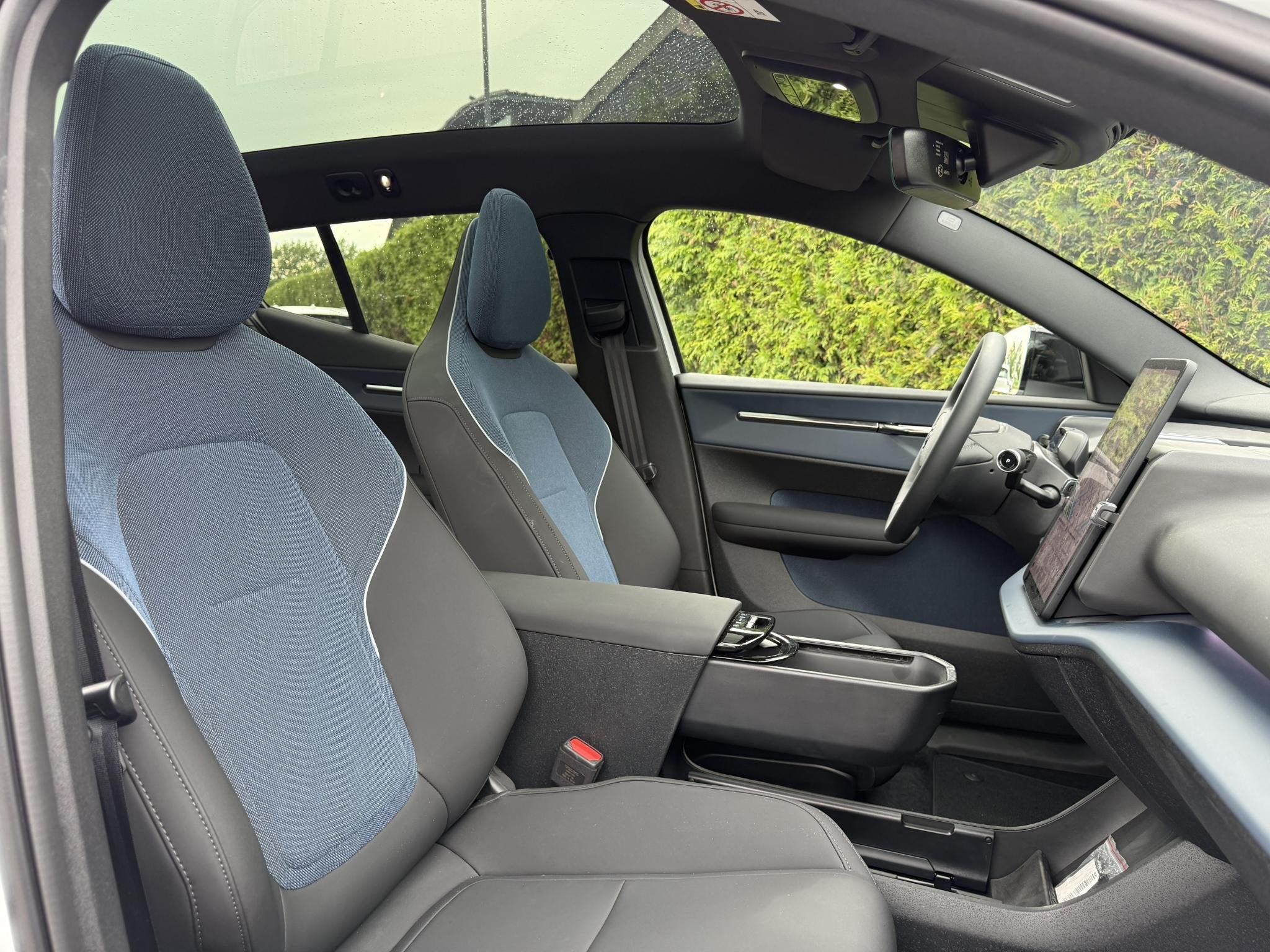 Volvo EX30 Cross Country P8 AWD Ultra 69 kWh | Pano dak | BL, Leder en Stof, Origineel Nederlands, Vierwielaandrijving, 1600 kg