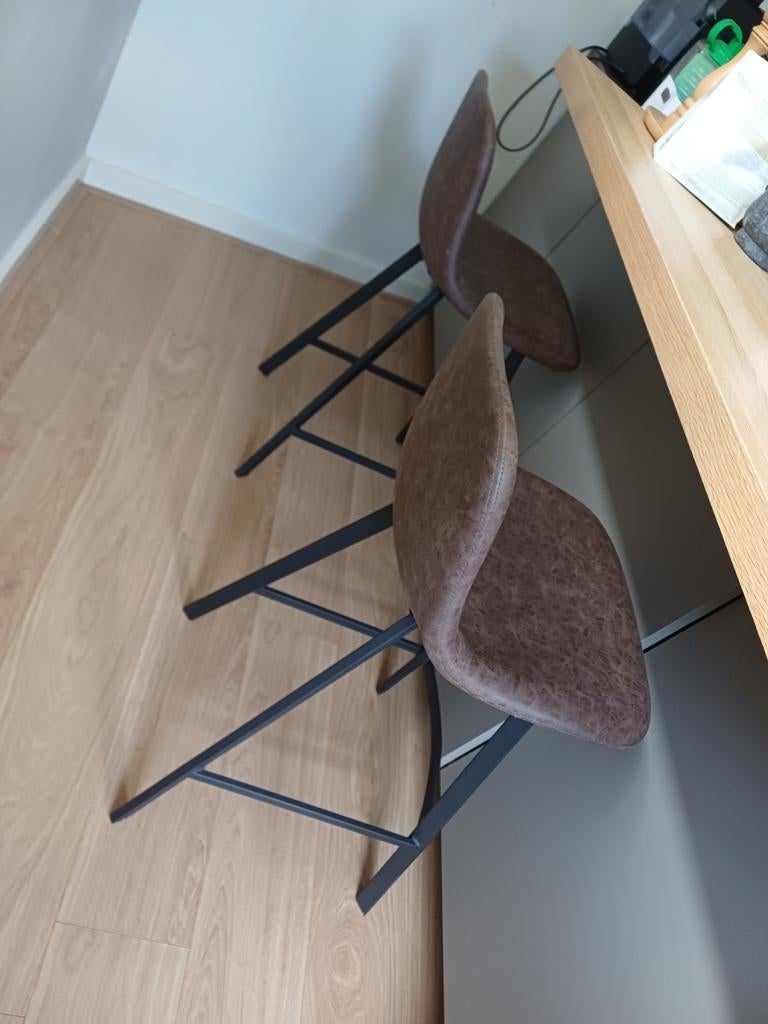 Set van 2 barkrukken met bruin kunstleer en metalen frame, Ophalen, Met voetsteun, 60 tot 90 cm, Zo goed als nieuw