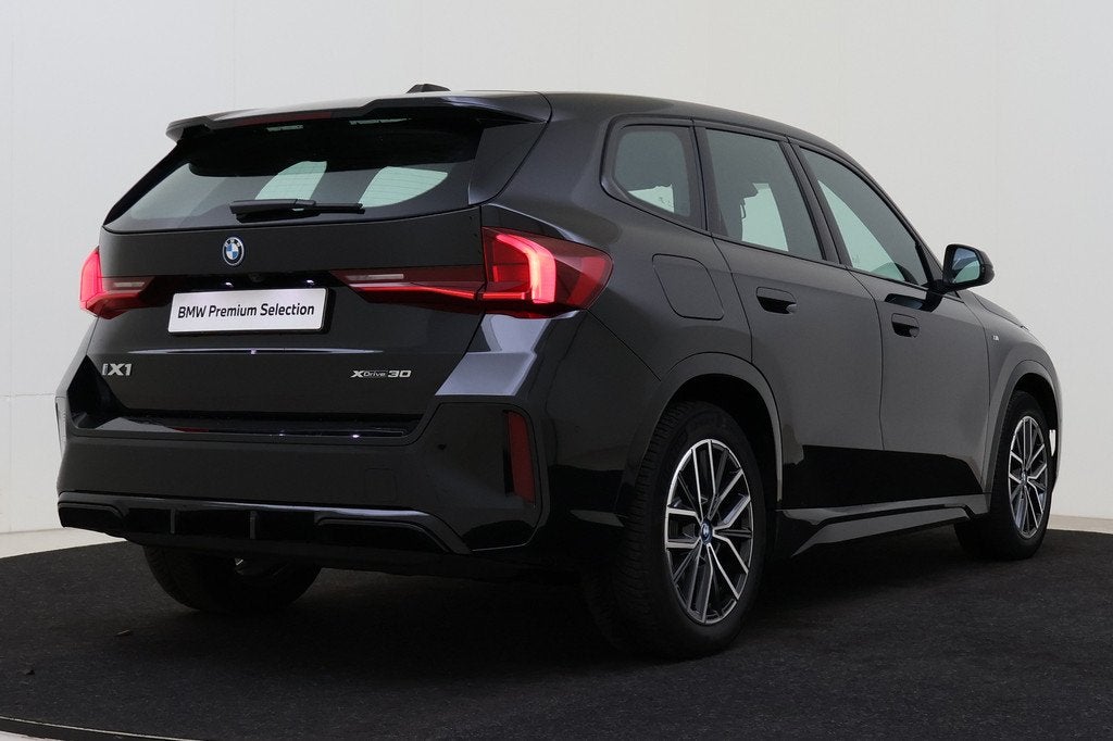 BMW iX1 xDrive30 M Sport / Sportstoelen / Achteruitrijcamera, Auto's, BMW, Gebruikt, Met garantie (alle), 24 min, Zwart