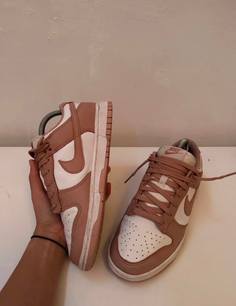Nike Dunk Low Wmns Rose Whisper, Kleding | Dames, Schoenen, Ophalen of Verzenden, Sneakers of Gympen, Roze, Gedragen
