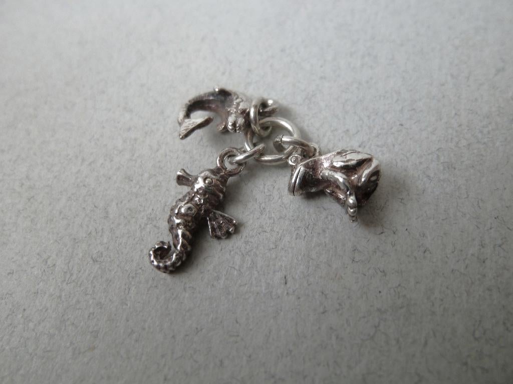 Bijzondere oude bedel zilver klein dolfijn, zeepaard, kikker, Verzenden, Zilver, Hanger