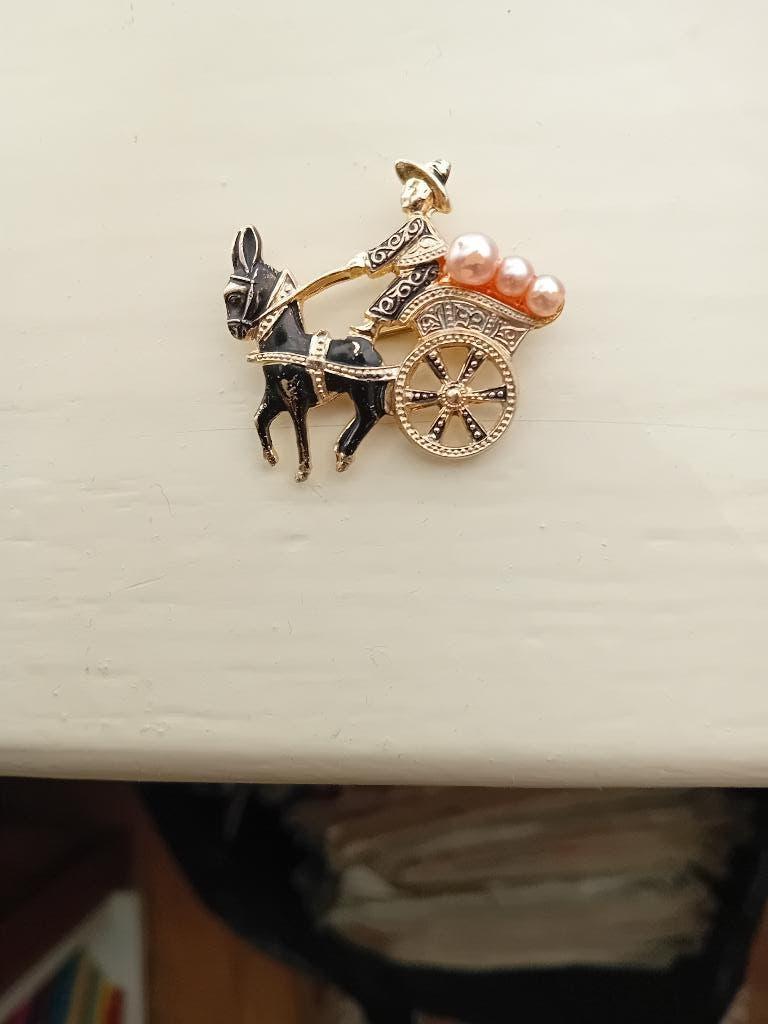 Broche paard en wagen, Sieraden, Tassen en Uiterlijk, Broches, Ophalen, Zo goed als nieuw, Minder dan 4 cm, Overige materialen