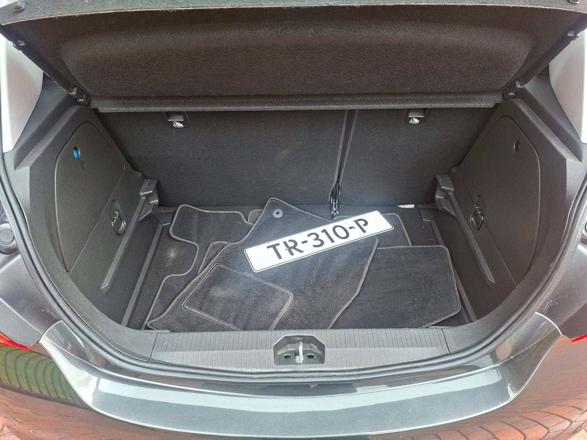 Foto 13 van Opel Corsa 1.4 Favourite 5 Deurs Airco Trekhaak Navigatie