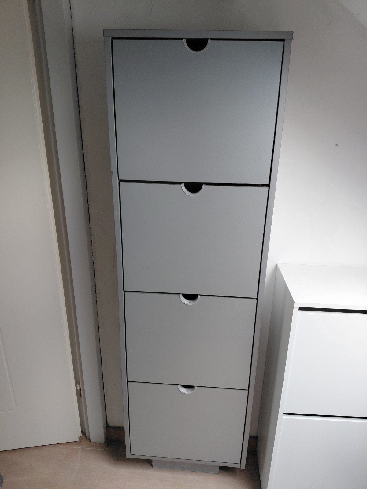 Grijze schoenenkast met 4 vakken - IKEA BISSA, Huis en Inrichting, Kasten | Schoenenkasten, Ophalen, Gebruikt, Modern, functioneel, ruimtebesparend