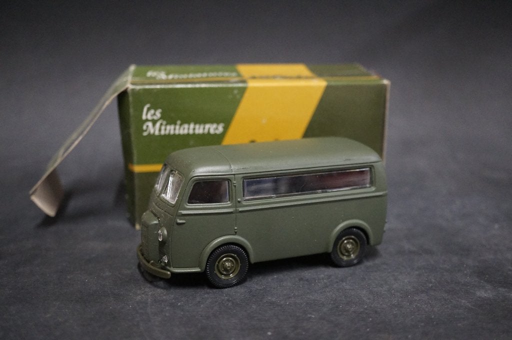 Solido Peugeot D4 militair busje - 1/43 - TOP, Ophalen of Verzenden, Auto, Solido