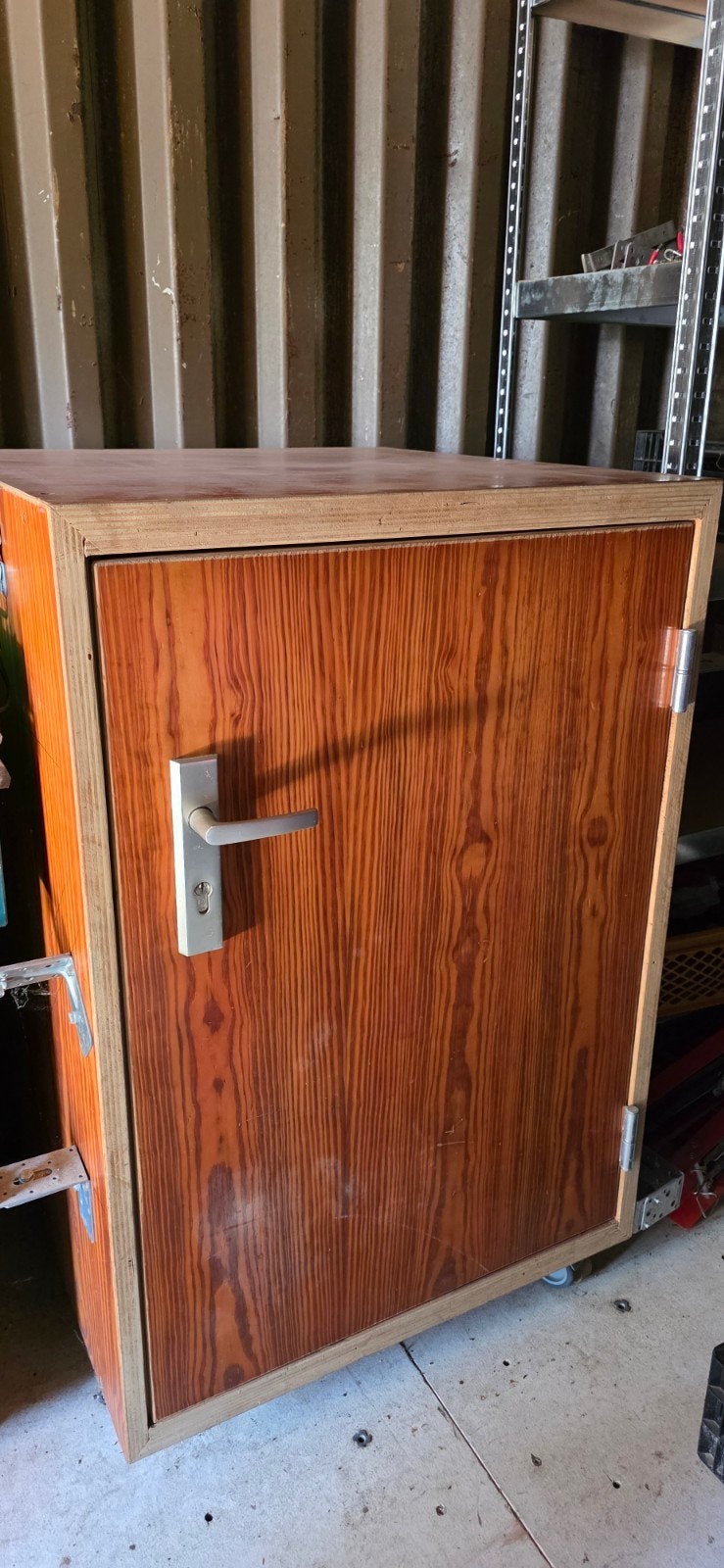 Degenlijke kast op wielen met 2 schuifbare planken, Ophalen, Gebruikt