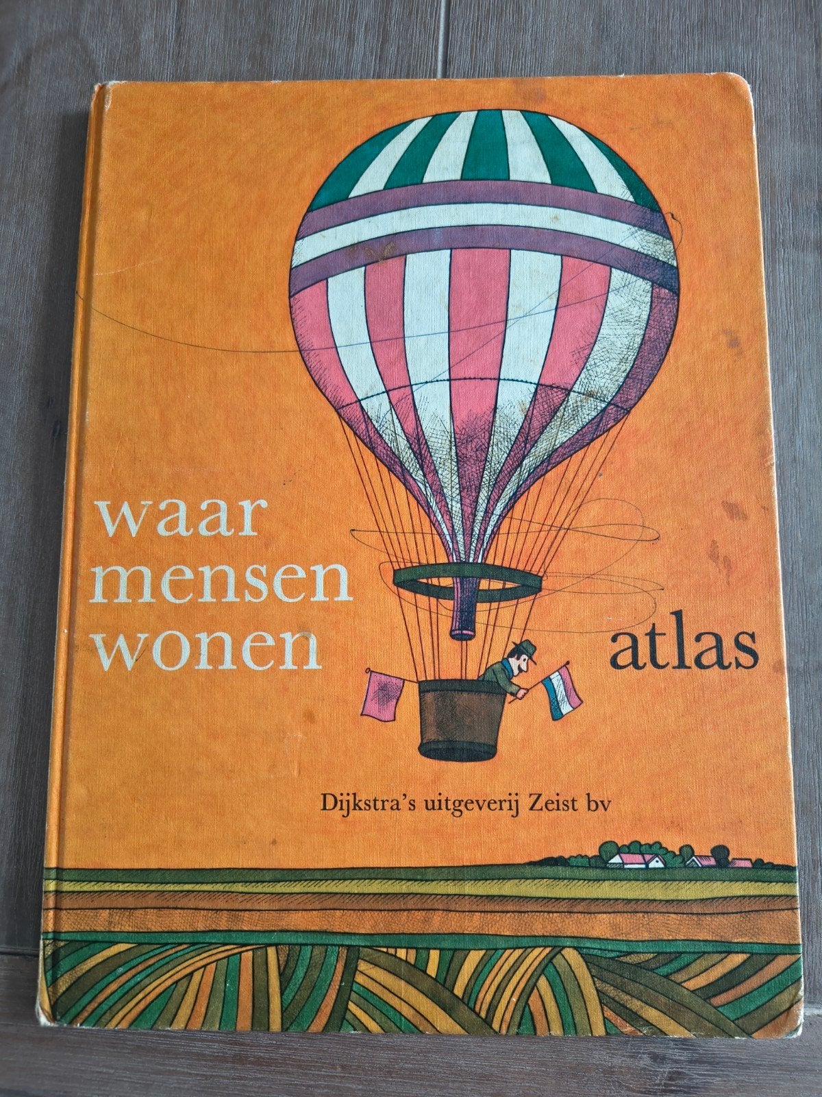 Waar mensen wonen, Dijkstra, vintage atlas 1973, Boeken, Atlassen en Landkaarten, Gelezen, Bosatlas, Ophalen of Verzenden, 1800 tot 2000