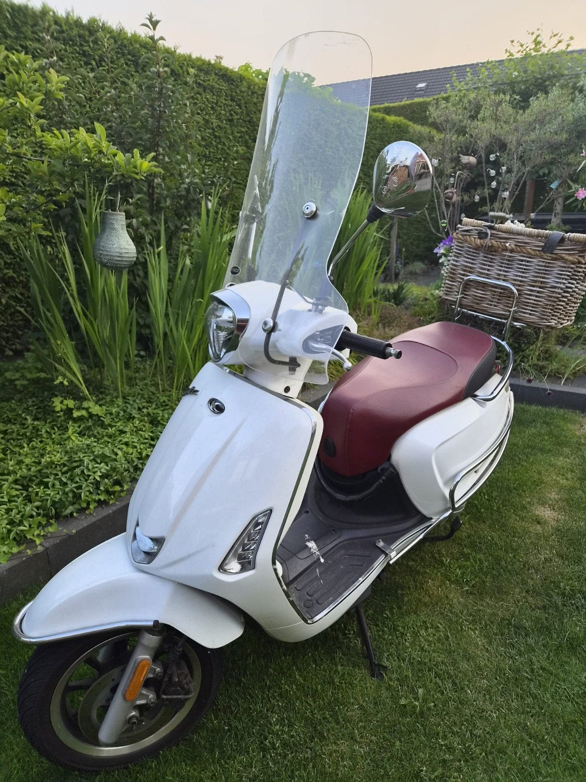 Witte Kymco New Like scooter met Beon helm (M), Ophalen, Gebruikt, Kymco, Benzine