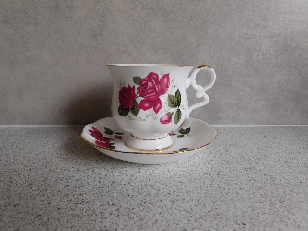 Kop en schotel Fine Bone China Wild Rose Royal Ascot, Antiek en Kunst, Antiek | Servies los, Ophalen of Verzenden