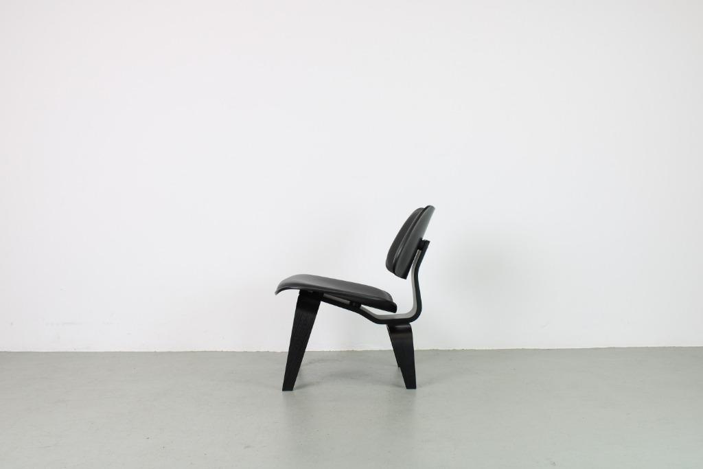 Vitra Plywood LCW, Zwart essen met zwart leer, Ophalen, Zwart, Leer, Zo goed als nieuw