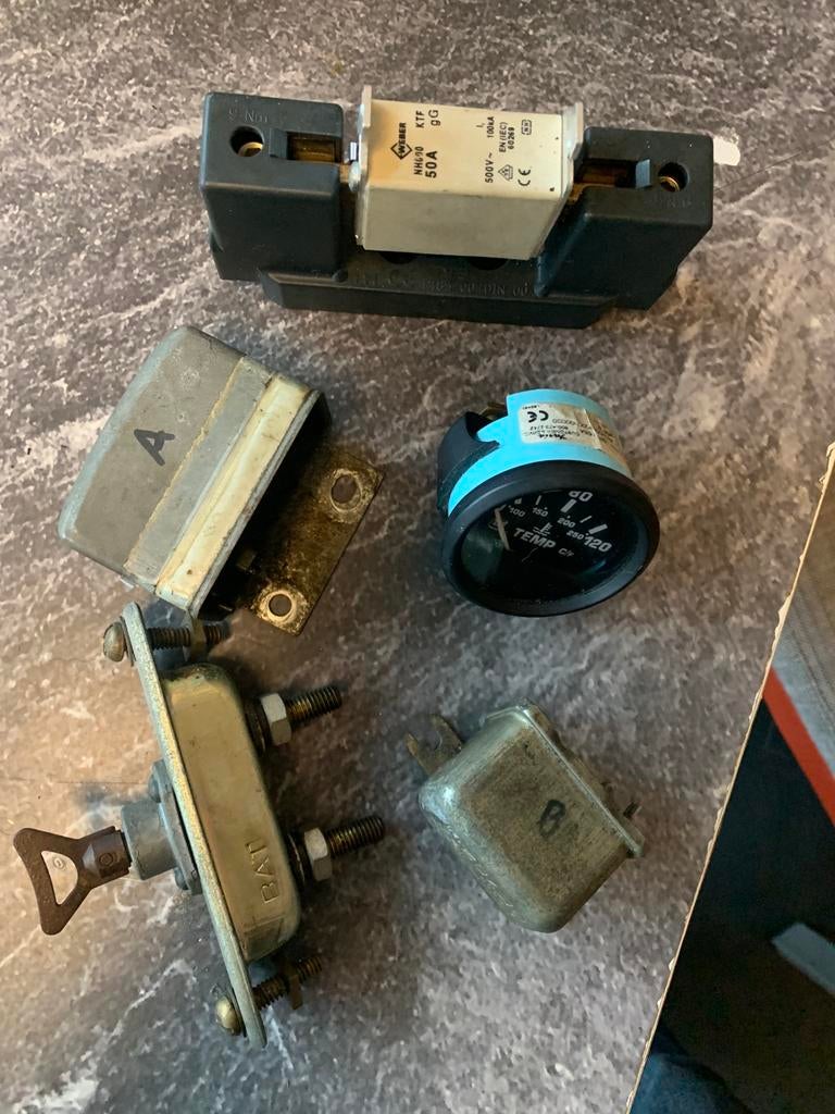 Shunt, 2x regelaar, massaschakelaar, temperatuurmeter, Ophalen of Verzenden, Motor en Techniek, Zeilboot of Motorboot