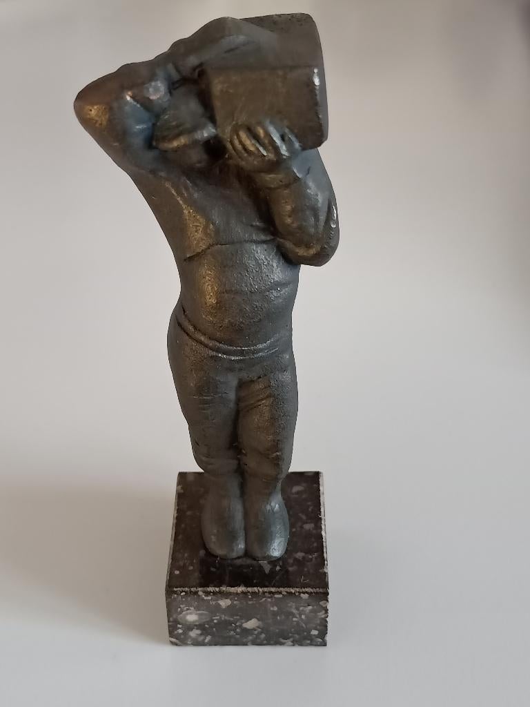 bronzen beeldje van Marlies Noordkamp "de steendrager", Verzamelen, Ophalen of Verzenden, Zo goed als nieuw, Mens