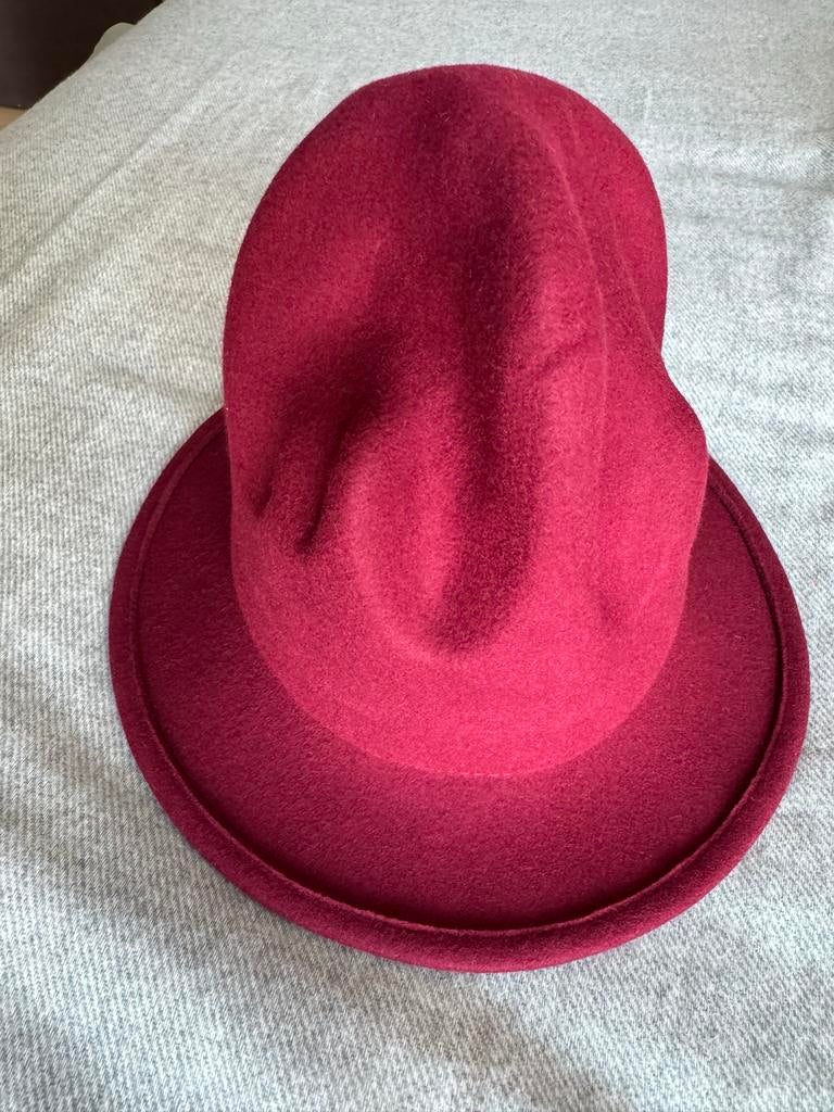 Rode wollen hoed - Vivienne Westwood stijl, Ophalen of Verzenden, Nieuw, One size fits all, Hoed