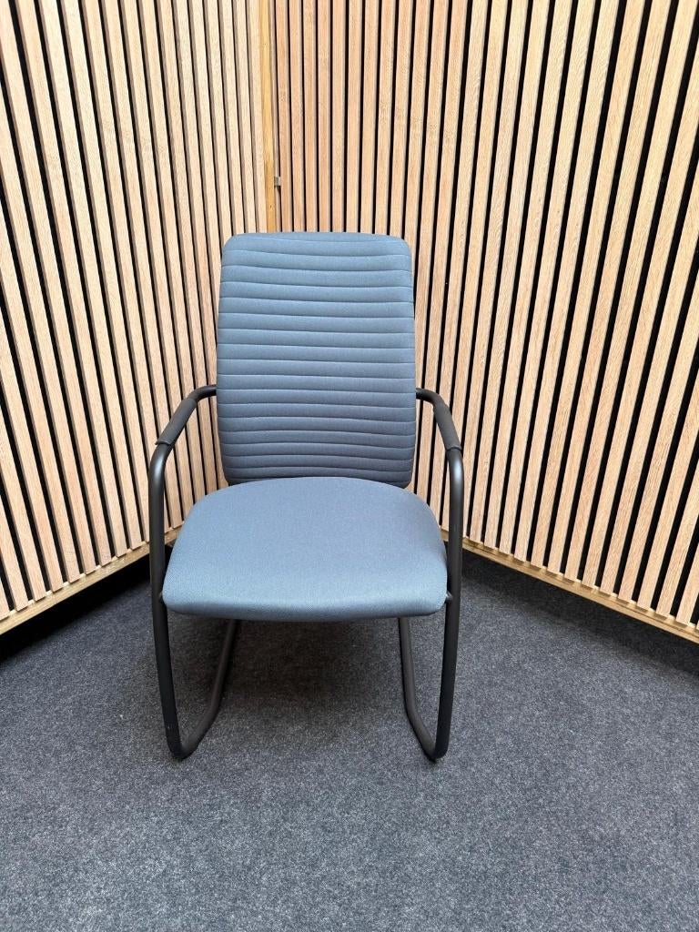 Tweedehands Bèta BE10 vergaderstoel, Huis en Inrichting, Stoelen, Zo goed als nieuw, Eén, Metaal, Stof, Blauw, Ophalen