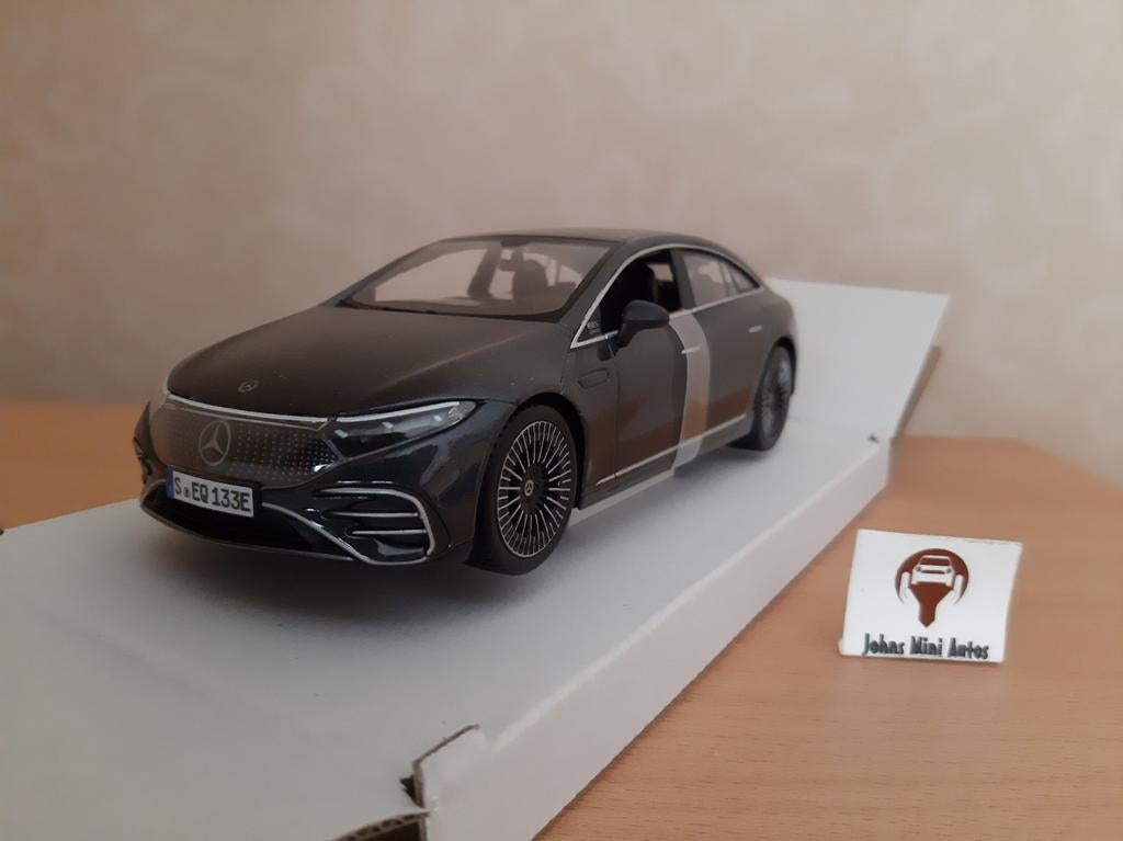 Mercedes Benz EQS donkergrijs metallic 2022 van Maisto 1:24