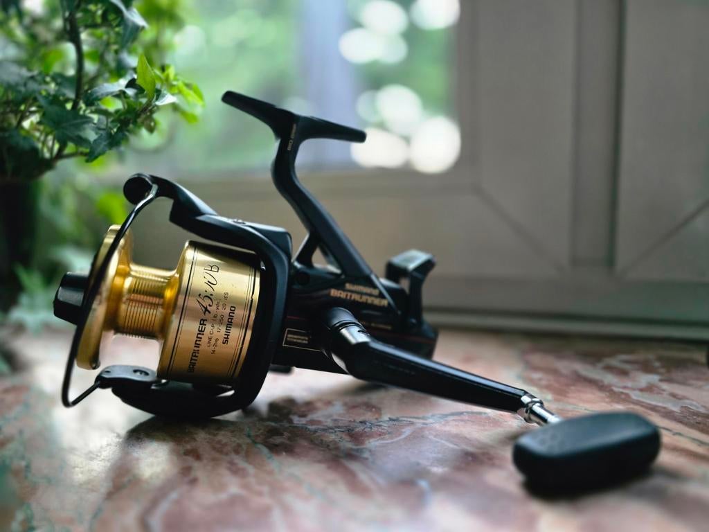 Shimano baitrunner 4500b gouden spoel, Watersport en Boten, Ophalen of Verzenden, Zo goed als nieuw, Molen