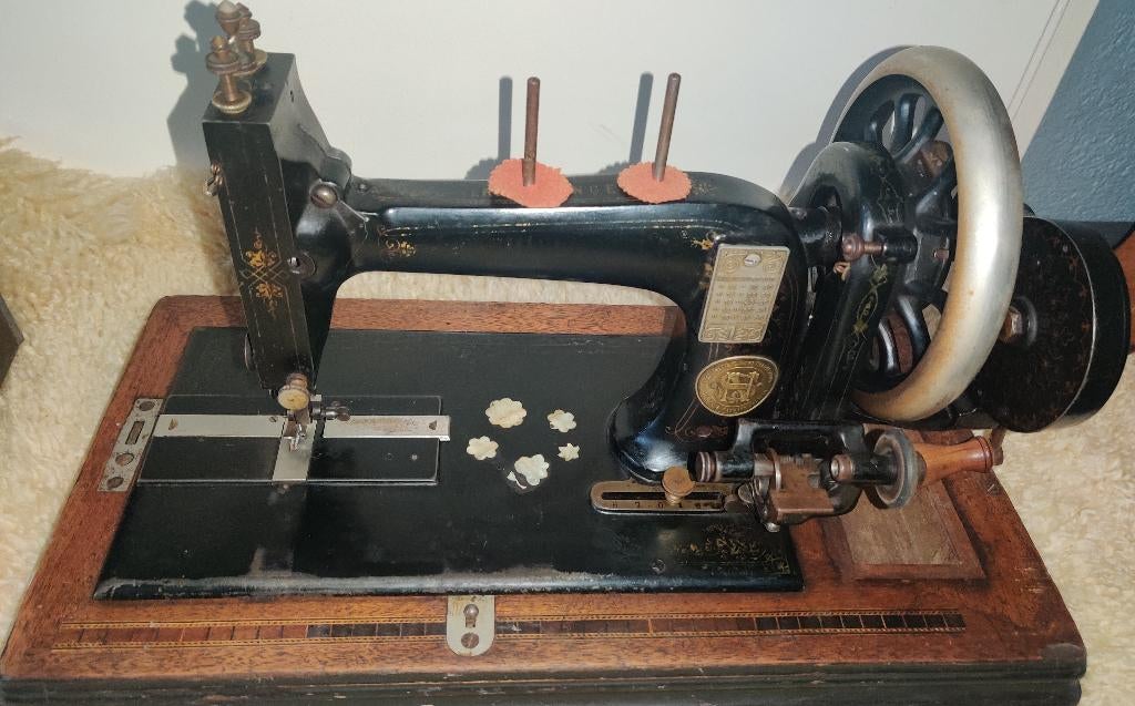 Antieke, hand aangedreven naaimachine, Ophalen