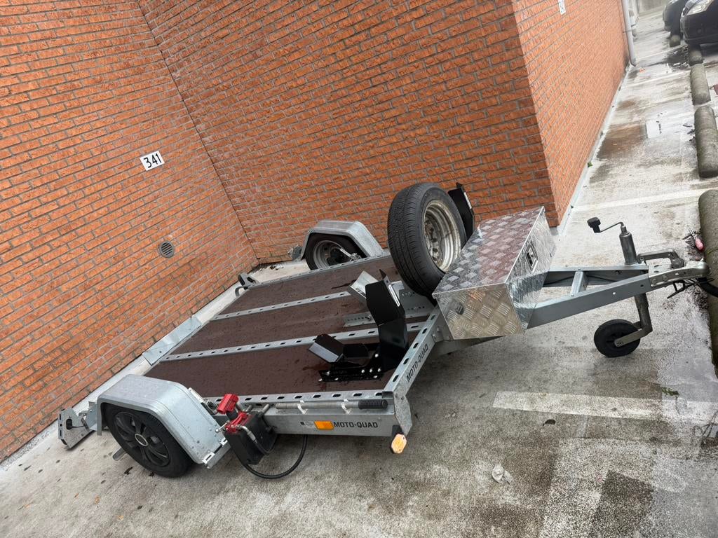 Hydraulisch zakbaar luxe motor trailer te huur