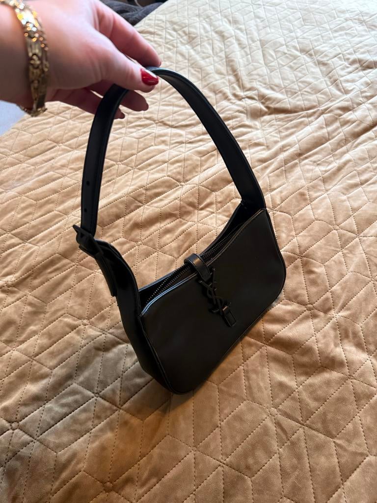 Mooi YSL Tasje - Stijlvol en Elegant, Sieraden, Tassen en Uiterlijk, Tassen | Damestassen, Zo goed als nieuw, Avondtasje, Zwart