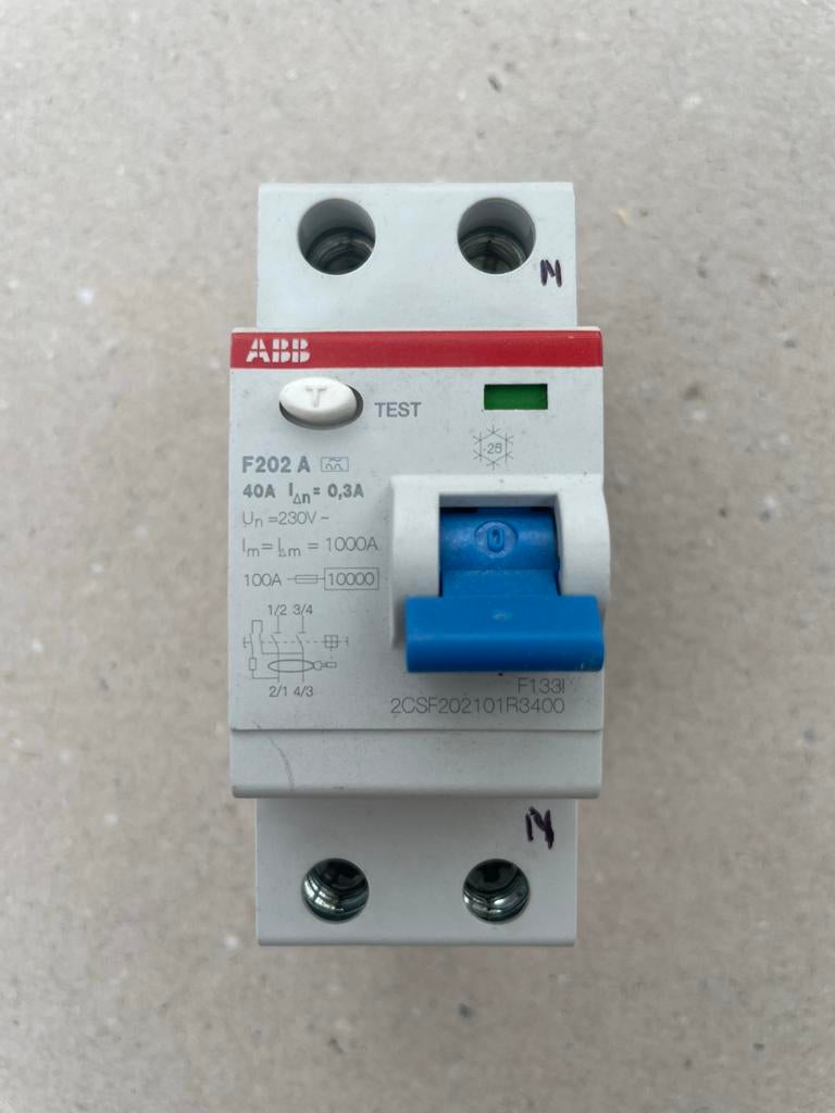 ABB Aardlekschakelaar F202A 2-polig 40A 300mA, Hobby en Vrije tijd, Elektronica-componenten, Ophalen of Verzenden, Nieuw
