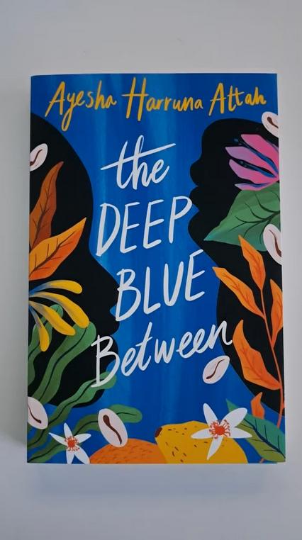 The deep blue between - Ayesha Harruna Attah, Ophalen of Verzenden, Zo goed als nieuw, Ayesha Harruna Attah