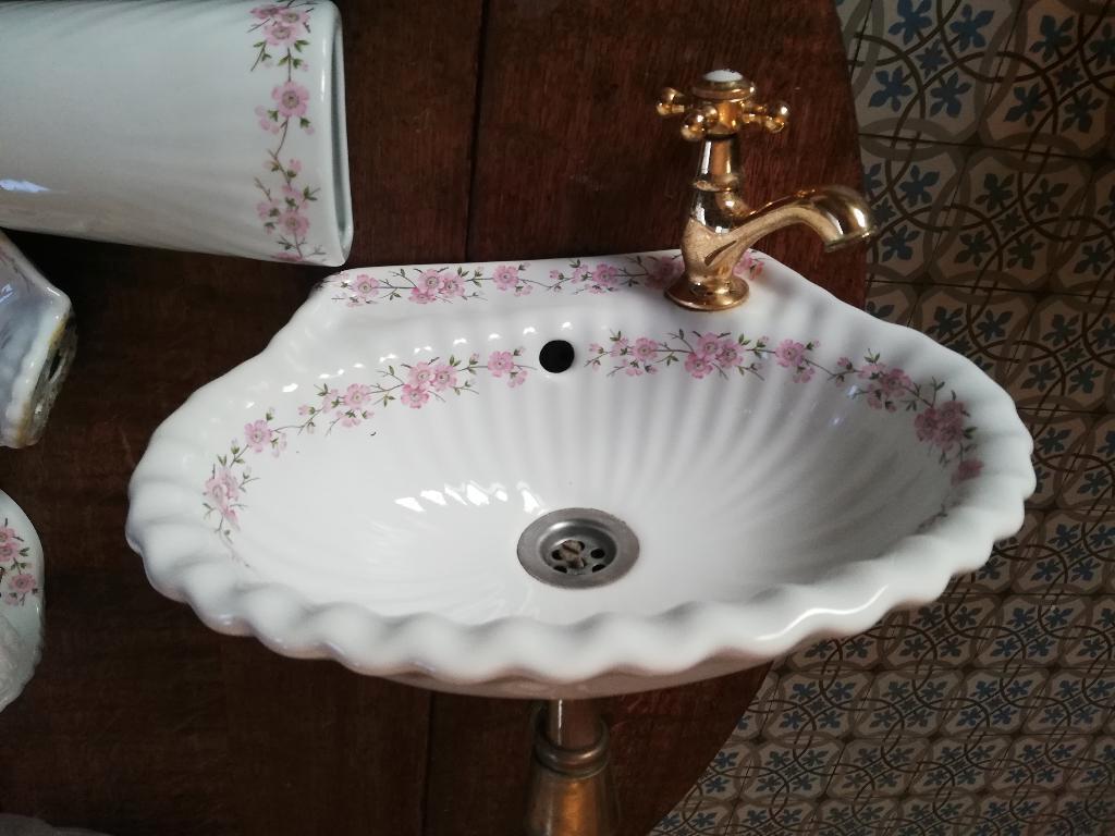 Uniek fonteintje, planchet, wcrolhouder, handdoekring, zeepb
