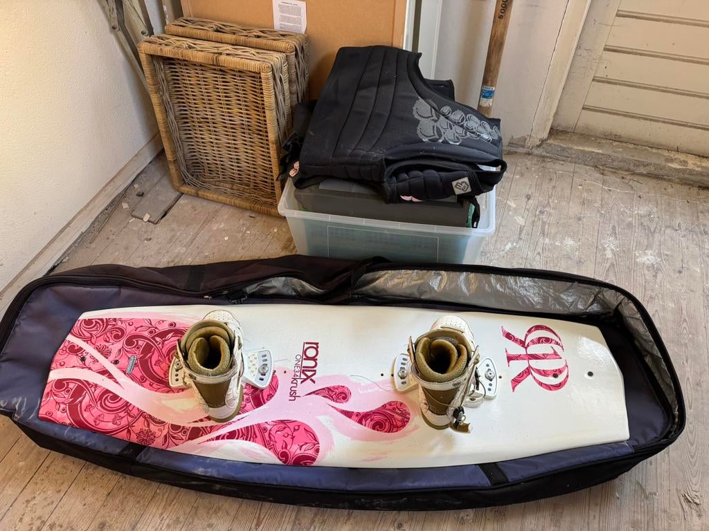 Wakeboard Ronix One34Krush met bindingen maat 38.5, Watersport en Boten, Ophalen, Zo goed als nieuw, Board en Schoenen