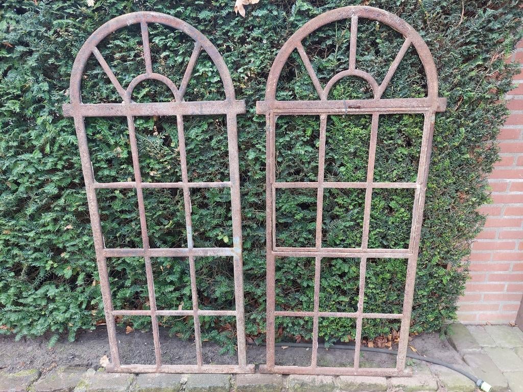 Twee zeer mooie oude kerkramen,  gietijzeren stalramen., Ophalen, Gevelraam of Ruit, Gebruikt, Minder dan 80 cm