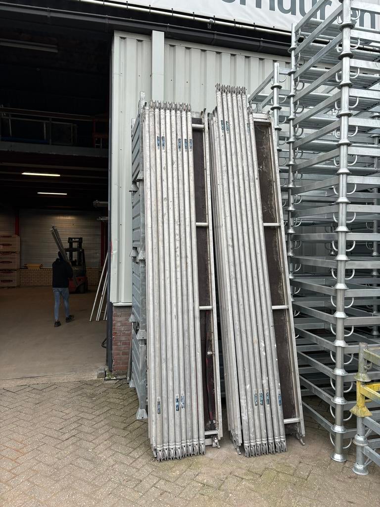 Gebruikte Altrex platforms 305 betonplex en schoren 305, Doe-het-zelf en Verbouw, Steigers, Ophalen, Gebruikt, Rolsteiger of Kamersteiger